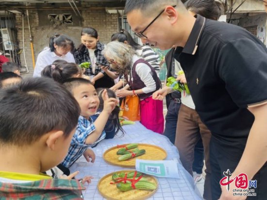 泸州市人民南路幼儿园开展“小当家卖菜记”亲子活动