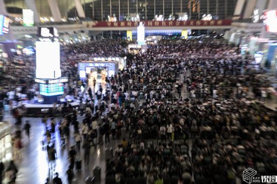 国庆节前一晚 这个号称亚洲最大高铁站的地方 差点<em>被</em>乘客<em>挤爆</em>