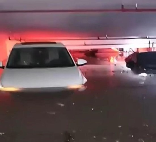 暴雨来袭！济南一小区因雨水倒灌 地下车库被淹