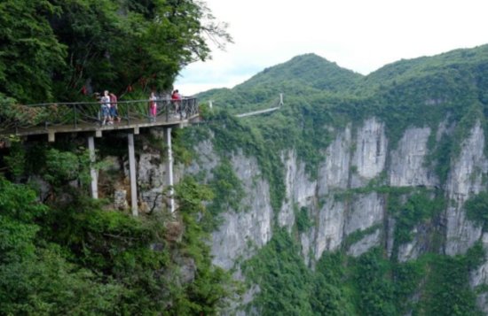 中国<em>最</em>惊心动魄的玻璃桥，走到一半桥隐身了，脚下是滚滚河水