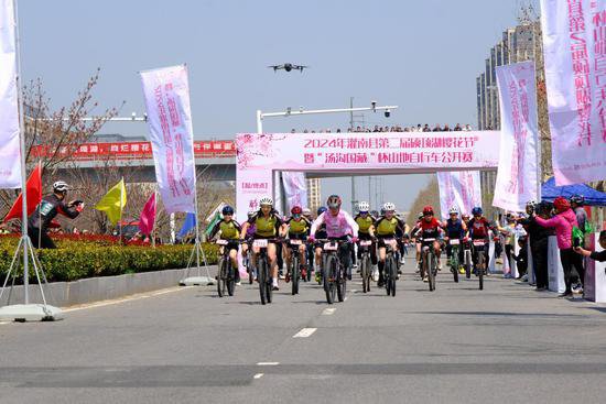 灌南：山地自行车公开赛举行 300多名国内外选手演绎<em>速度与激情</em>