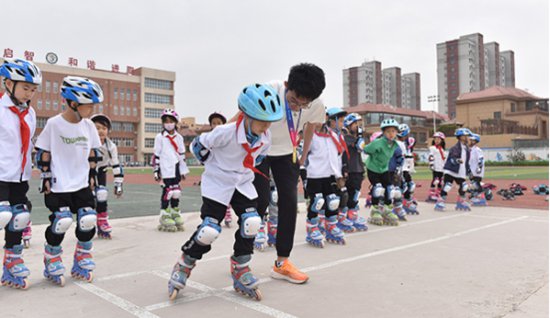 景县籍冰雪运动员刘晓彬走进家乡校园推广冰雪运动