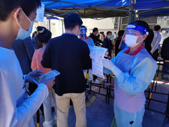 马田街道马山头社区组织百名志愿者参与疫情防控