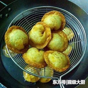 炸金<em>元宝饺子的</em>做法，过年做这个美食代表着“财源滚滚的意义”