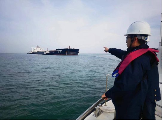 连云港海事局保障第九艘满载40万吨级散<em>货船</em>安全进港