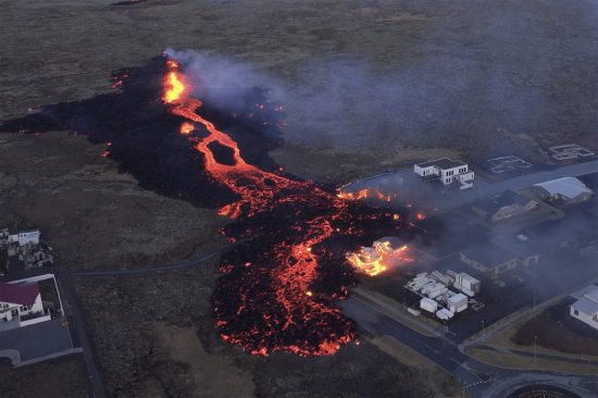 冰岛火山活跃 总统警告进入“剧变时期”
