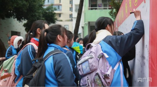 开学第一课|湖南永州：一起“热辣”启程 中小学花式迎新
