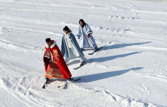 安徽六安：滑雪爱好者大别山上体验冰雪运动