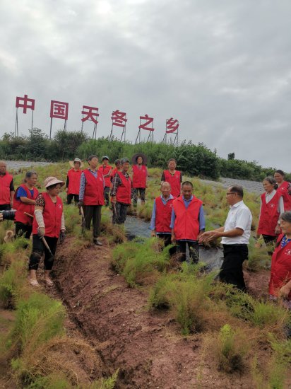 内江代表在四川省两会上推销家乡特色农产品