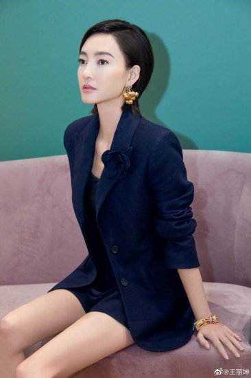 35岁王丽坤优雅大气，一身网纱刺绣裙，朦胧美腻超级撩