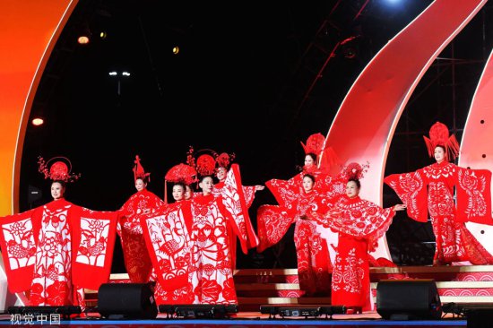 中国<em>民间</em>艺术节在青岛开幕
