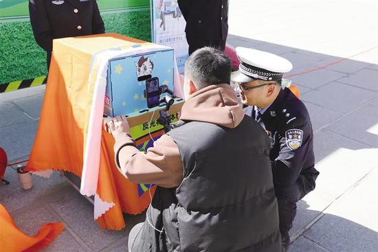 西藏交警开展安全教育日主题宣传活动