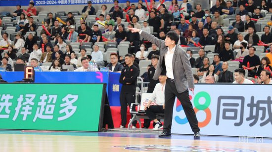 新疆男篮17分大胜广州 迎来季后赛开门红