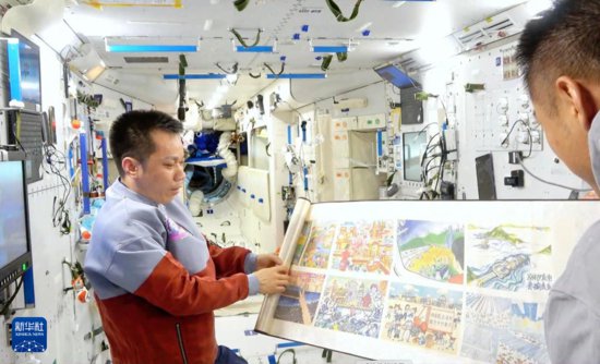 第三届“天宫画展”在中国空间站举办 神十七航天员在轨展示<em>介绍</em>...