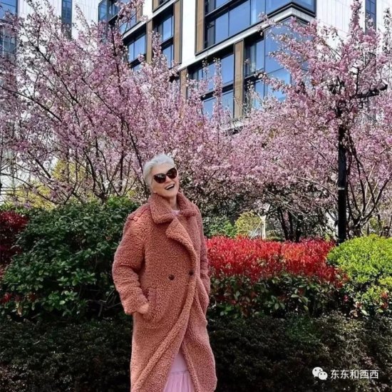 私荐｜马斯克妈妈“中国行”美服全记录，75岁的她教会<em>我们的</em>...
