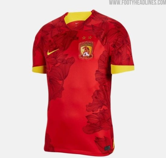 广州队新赛季主场球衣发布：红色为主体，饰有花朵图案