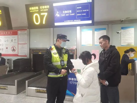 重庆机场公安持续开展学雷锋月活动倾情服务<em>群众</em>
