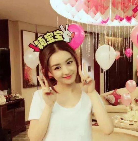 走进赵丽颖在北京的家，客厅放满玫瑰和<em>气球</em>，冯绍峰也太浪漫了