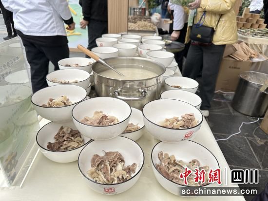 内江“美食名片”亮相成都 威远羊肉汤飘香蓉城