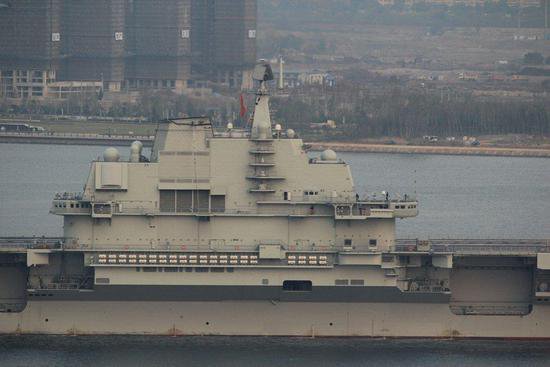 重出江湖，解放军装备的首艘航母，辽宁舰还能服役多长时间？