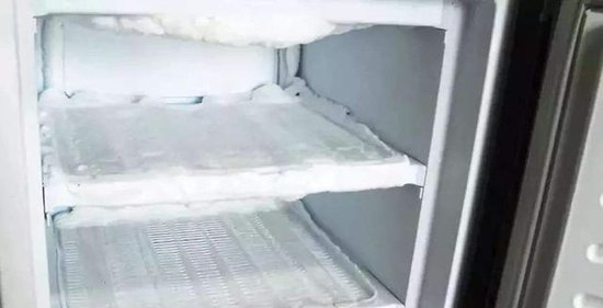 <em>冰箱长时间不</em>清理，全是厚厚的冰霜，这样清理一点不费事