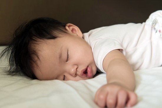 <em>美国儿科学会</em>建议：宝宝采取这个睡姿，有助于发育，减少睡眠...