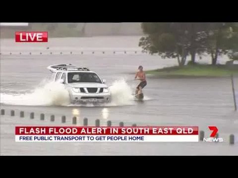在<em>澳洲</em>读书有多野？学校被大雨淹了后，被学生用来举行游泳比赛