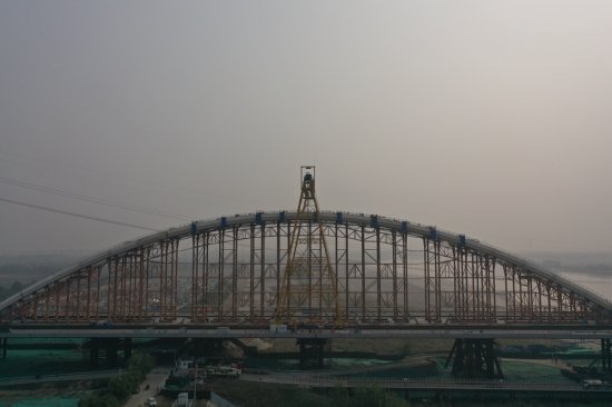 三项世界第一齐鲁黄河大桥首跨拱肋顺利合龙