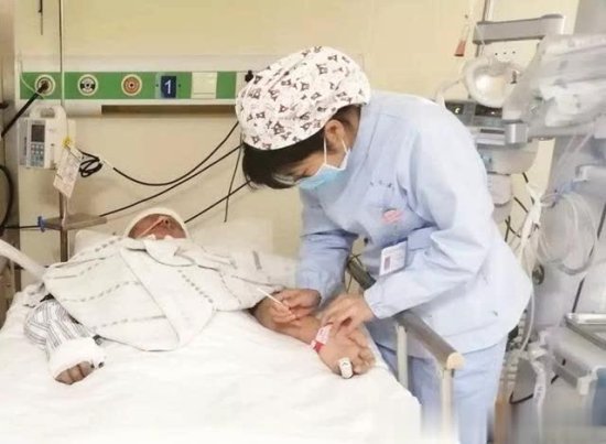 弛援武汉的90后女护士申请火线入党——“请党组织考验我”