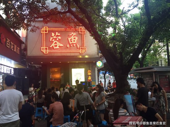 广州<em>品牌酸菜鱼</em>店，吃饭排队是常态
