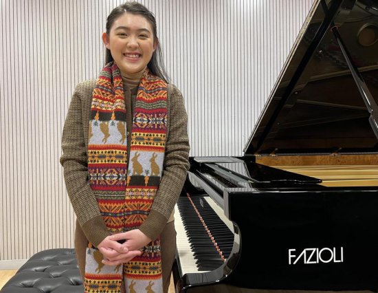 青年钢琴家廖偲婕集总策划、主持、钢琴独奏于一身，新年音乐会...