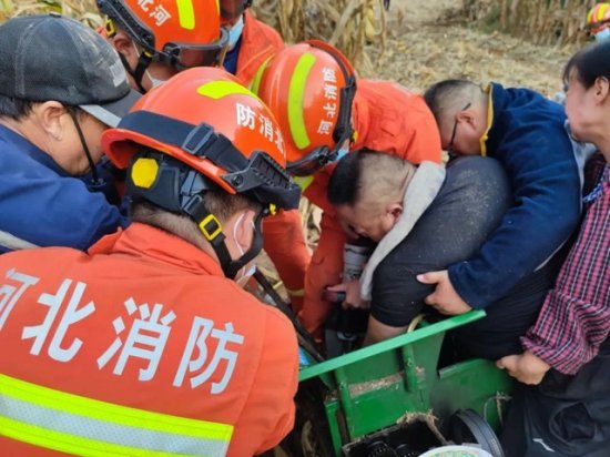 男子不慎将手卡入玉米收割机内 邯郸消防紧急救援