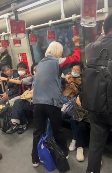 上海地铁一白发老人边骂边揪起女子衣领令其让座；网友热议，...