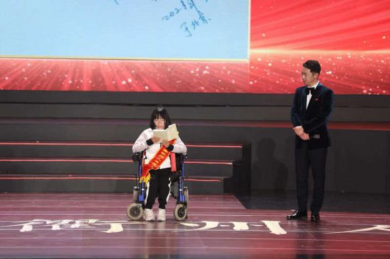 衢州“轮椅女孩”周梦婷，收到偶像张海迪的赠书与寄语