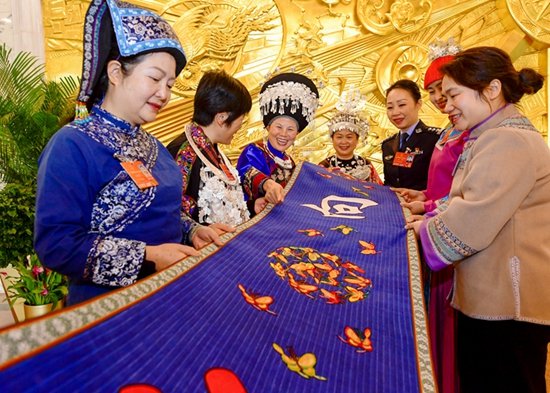 妇女节 全国两会贵州代表团女代表分享了一件<em>寓意特殊</em>的作品