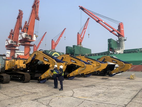 中国造<em>挖掘机</em>、大飞机和汽车，在上海口岸都在做同一件事……