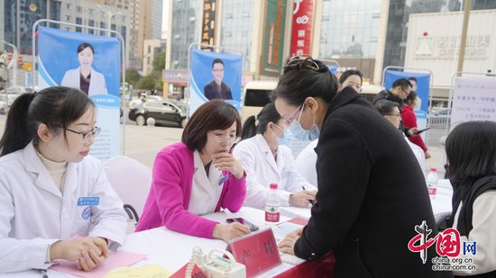 广元市中心医院开展“三八维权周”大型义诊义检活动