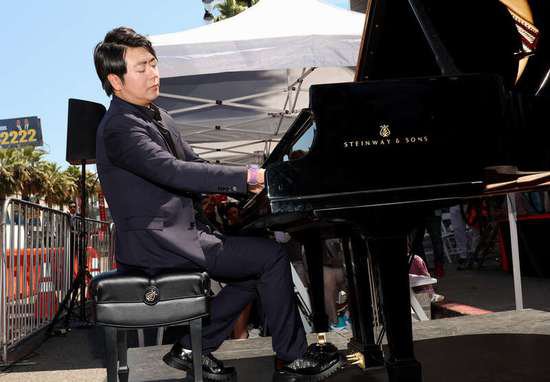 <em>郎朗</em>“摘星”好莱坞，成为亚洲首位获此殊荣的钢琴家