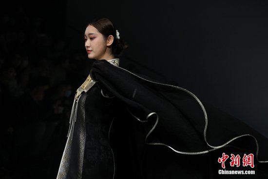 “<em>关雎</em>记·关亚争”主题时装秀在北京举行