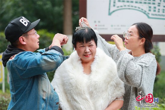 四川彭州百和社区举行“忆时光”老年婚纱公益拍摄活动