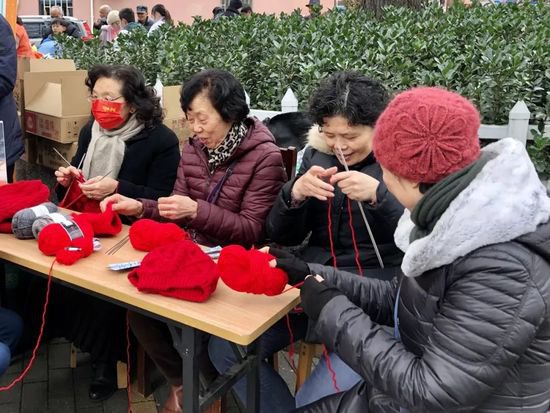 针心针意！新华路街道志愿者编织<em>帽子围巾</em>温暖社区高龄老人！