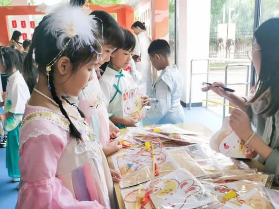 对<em>诗</em>猜谜做花灯，松江这所学校辟出了一方传统文化教育空间