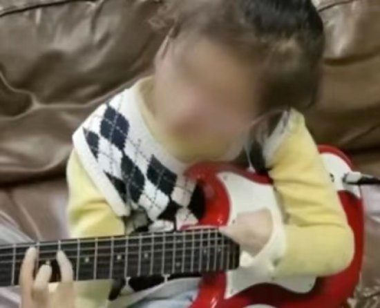5岁女童用无指左手反弹吉他唱民谣走红 老师：不一样的手可以...