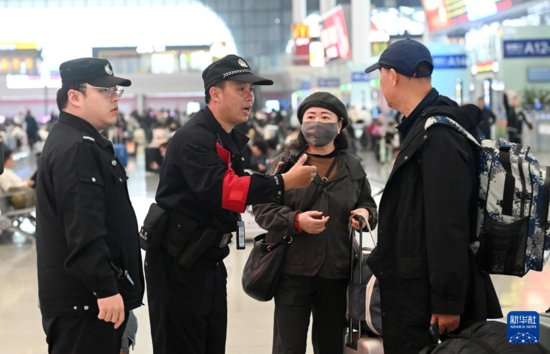 新华全媒+丨一名警察和他的280多面锦旗