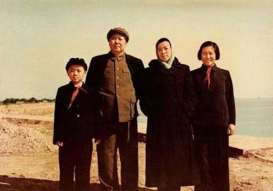 1964年，毛主席对毛远新说：你父亲能宁死不屈，你就只会跪地...