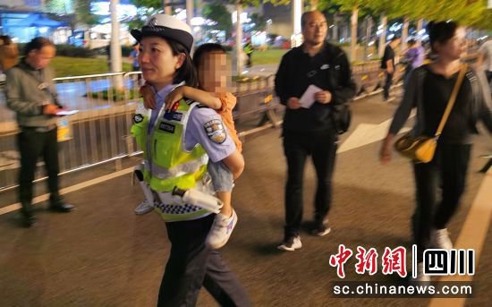 自贡：假期游人如织<em> 女交警</em>当起走失儿童“临时妈妈”