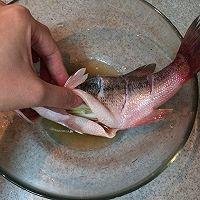 清蒸<em>鲈鱼最好吃的做法</em>，最关键的三步，鱼肉不老不腥，上桌就抢...