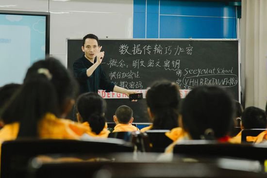重庆科学城石板小学校综合组开展“琢石杯”教师赛课活动