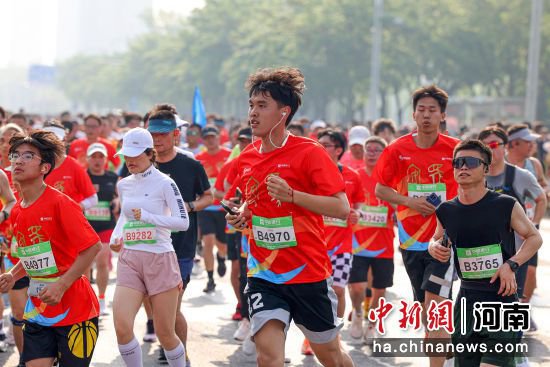 安阳举办2024马拉松赛 万名爱好者激情奔跑