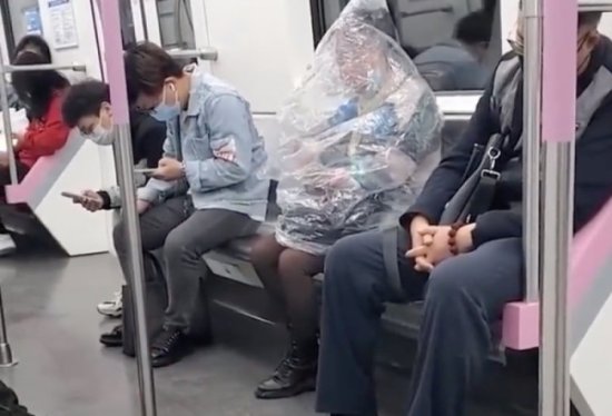 大妈地铁上身体套塑料袋<em>吃香蕉</em>，拍摄者：诧异